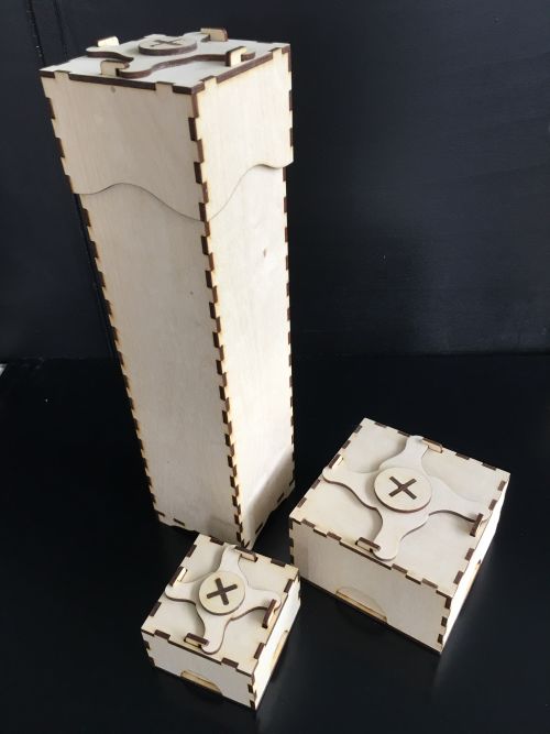 houten doosjes en wijnbox met draaisluiting