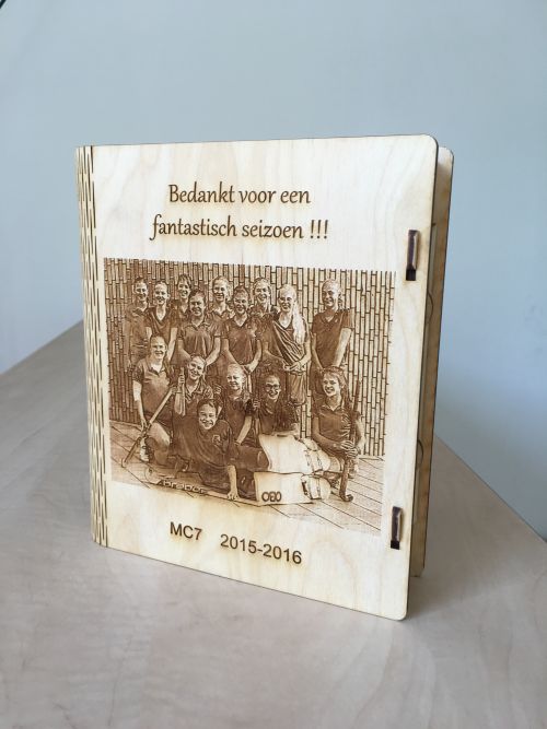 Houten boekje met memoryspel als bedankje voor hockeycoach